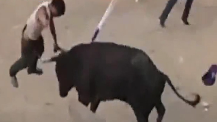 【衝撃映像】闘牛をジャンプして飛び越えようとした男、角で腹を刺されてしまう･･･。