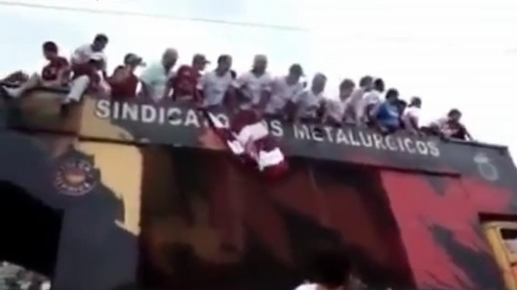 パレード用のトラックに70人乗った結果 → 横転して2人死亡。