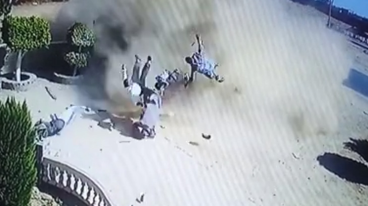 【衝撃映像】スピード出しすぎた車が何度も横転し乗客がはじき出されてしまう事故映像。