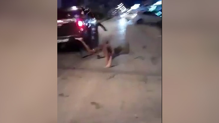 【衝撃映像】路上でダンスを披露していた女性、思いっきり轢かれてしまう･･･。