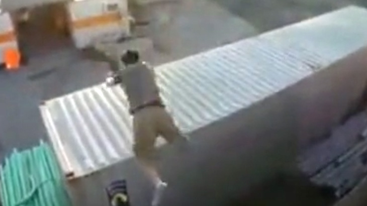 パルクール中、ジャンプに失敗して前歯が折れてしまった男。