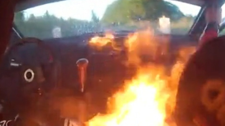 【衝撃映像】レース中のラリーカー車内が突然炎に包まれてしまうアクシデント。