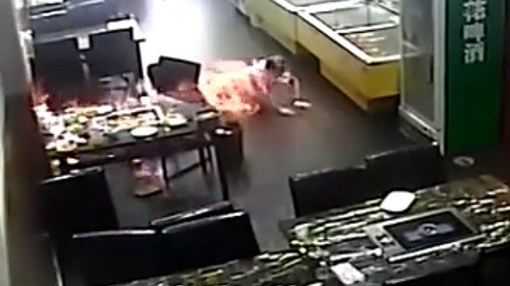 【衝撃映像】火鍋用の燃料補給中に炎に包まれてしまった女性客。