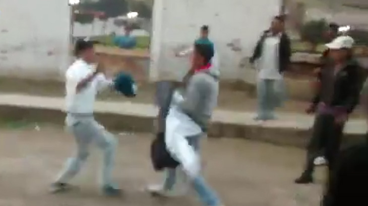 ナイフを持った男同士の決闘。胸を刺されて試合終了。