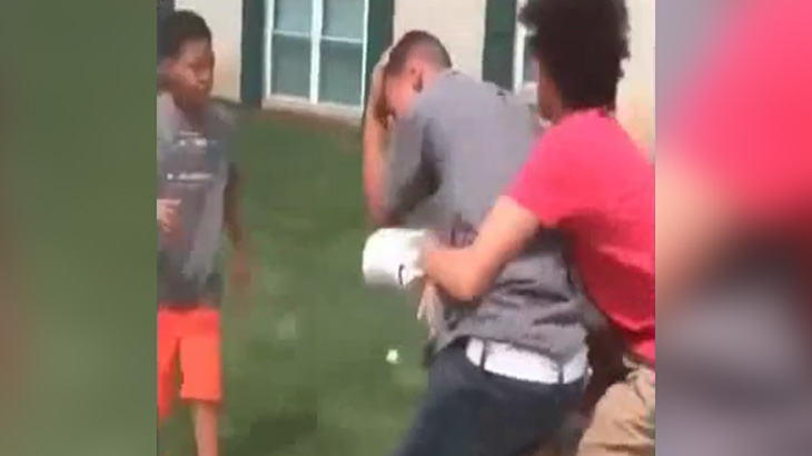 【胸糞】精神障害者の男をいじめる10代のクソガキたち。