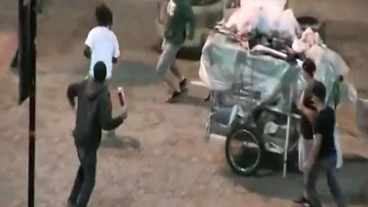 移民の男、たちの悪い奴らに絡まれて頭を瓶で殴られてしまう･･･。