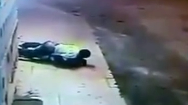 【衝撃映像】夜の路上で女性がレイプされてしまうガチ映像･･･。