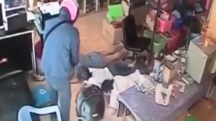 【衝撃映像】うつ伏せにさせた3人の店員を撃ち殺す無慈悲すぎる強盗。