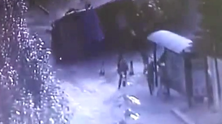 【衝撃映像】横転したトラックにより8人が死亡した事故の瞬間。