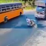 【衝撃映像】バスに後ろから追突され対向車にも轢かれてしまった不運すぎる男･･･。