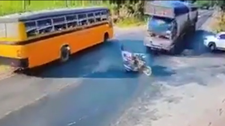 【衝撃映像】バスに後ろから追突され対向車にも轢かれてしまった不運すぎる男･･･。