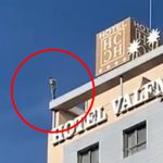 ホテルの屋上から飛び降り自殺する男。