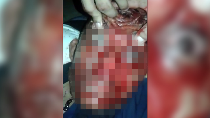 【閲覧注意】斬首されたばかりの顔で遊ぶギャングたち･･･。