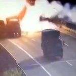 【衝撃映像】走行中のトラックが突然大爆発する瞬間。
