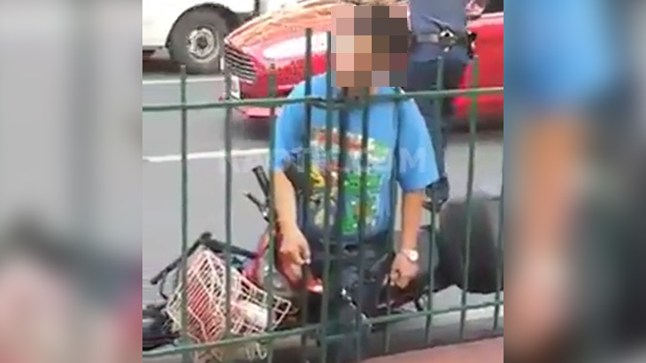 【閲覧注意】バイク運転中に転倒した男性、顔がフェンスに刺さってしまう･･･。