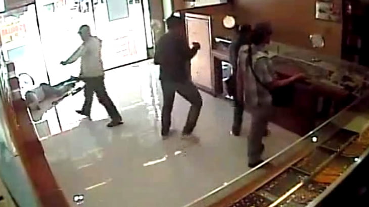 【衝撃映像】宝石店に押し入った強盗。2人の警備員を殺し4人が負傷した事件映像。