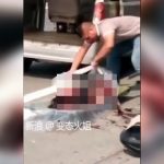 【閲覧注意】バイク事故で身体がグチャグチャになった男性を回収するグロ動画。