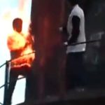 【衝撃映像】男「一緒に身体に火をつけて抗議しようぜ！」→ 1人だけ火だるまに･･･。