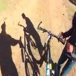 【衝撃映像】森の中をサイクリングしていた男性、山賊に自転車を奪われてしまう･･･。