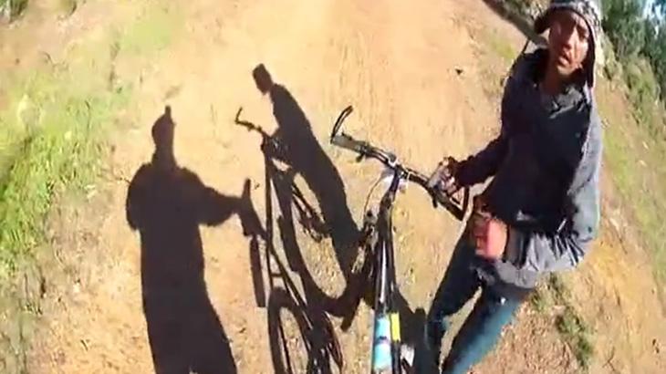 【衝撃映像】森の中をサイクリングしていた男性、山賊に自転車を奪われてしまう･･･。