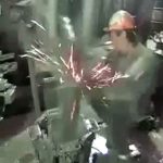 【衝撃映像】もしかしたら死んでいたかもしれない石油採掘現場のアクシデント。