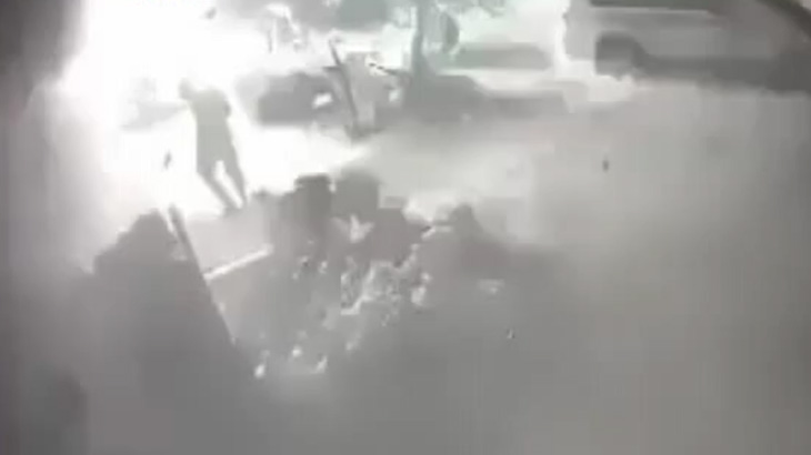 【衝撃映像】車爆弾により罪のない住民たちが殺される瞬間。