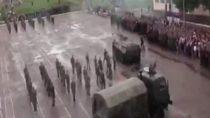 軍事パレード中の兵士、戦車に轢かれてしまうというまさかのアクシデント･･･。