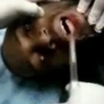 病院に搬送されてきた男性の口からスマホが摘出される謎の?像･･･。