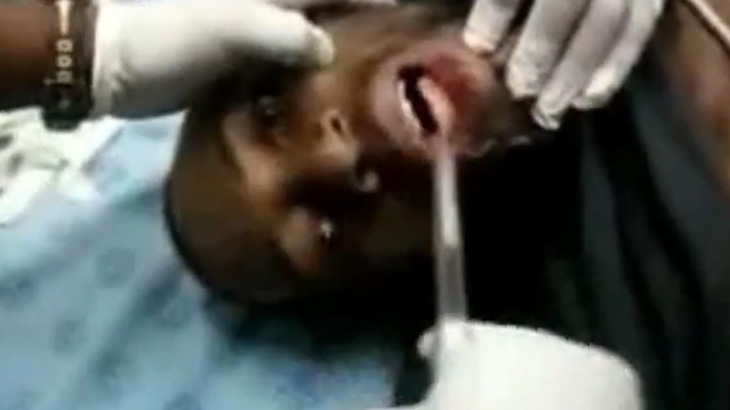 病院に搬送されてきた男性の口からスマホが摘出される謎の映像･･･。