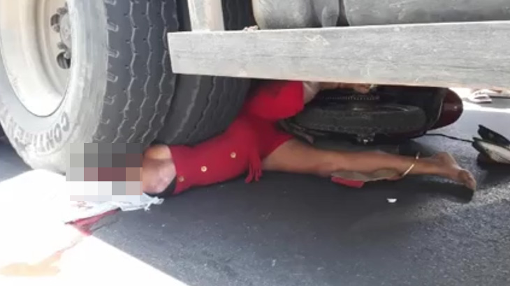 【超！閲覧注意】トラックに頭を潰されて “脳が飛び出た” 女性のグロ動画･･･。