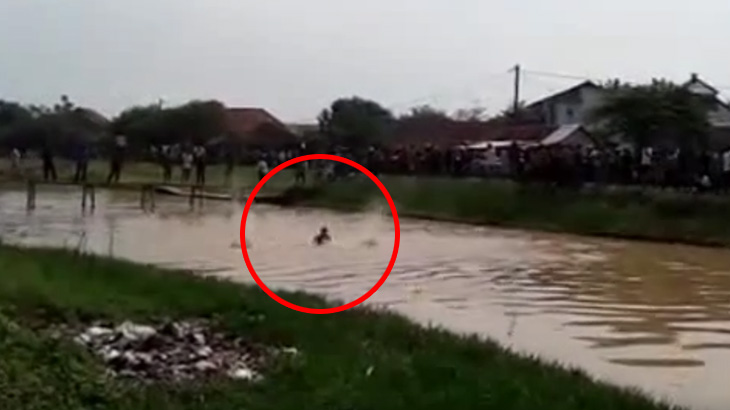 川に逃げた泥棒、住民たちに石を投げられまくって死亡･･･。