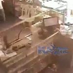 【衝撃映像】店を襲撃された店主、火炎瓶で火だるまになってしまう･･･。