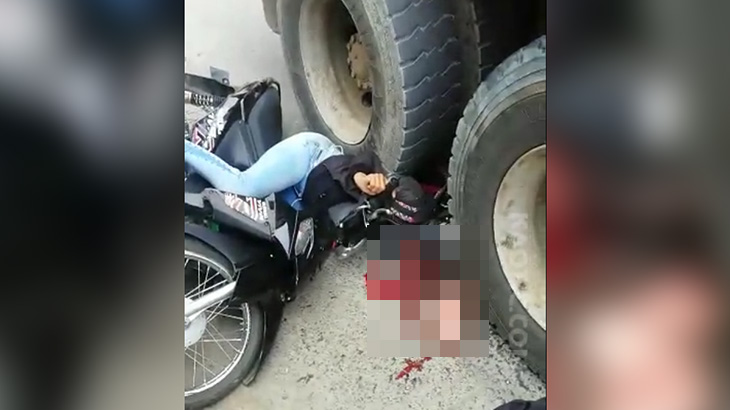 【閲覧注意】トラックに頭を潰された女性、脳がごっそり飛び出たグロ動画。