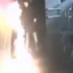 【衝撃映像】市役所前で自分の身体にガソリンを撒いて焼身自殺した男･･･。