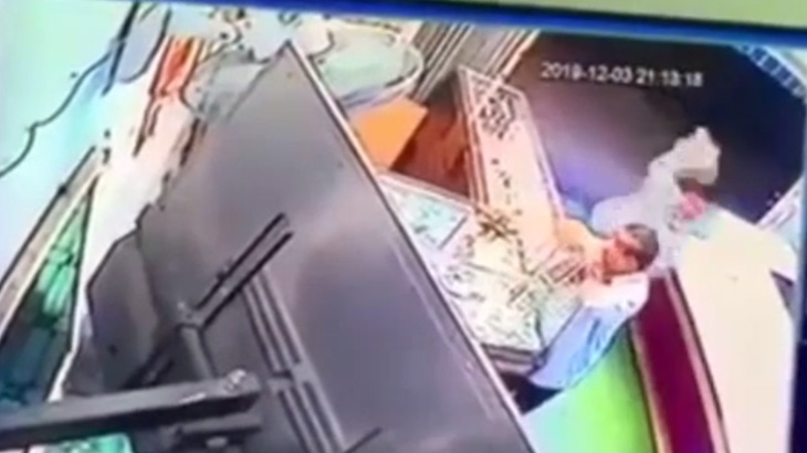 貴金属店の店主、強盗にハンマーで殴られてしまう･･･。