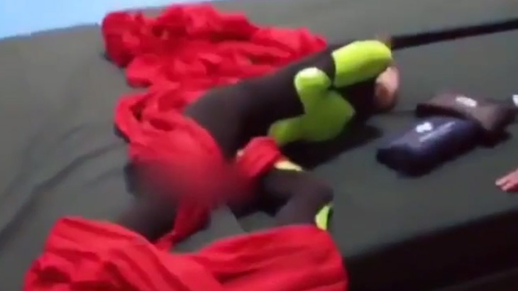 サーカスの空中演技の練習中、高所から落下して背骨を負ってしまった女性･･･。