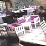 【衝撃映像】飛び降り自殺した女性、カフェテラスに落ちて死亡･･･。