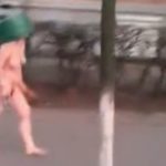 全裸で頭にバケツをかぶり、出刃包丁を持って通りを歩く変態女さん in ロシア。