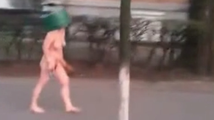 全裸で頭にバケツをかぶり、出刃包丁を持って通りを歩く変態女さん in ロシア。