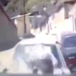 【衝撃映像】停車中の車と突っ込んできた車の間に挟まれてしまった幼い男の子。