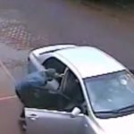 【衝撃映像】路駐していたドライバー、強盗に車を奪われるどころか射殺されてしまう･･･。