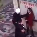 【衝撃映像】1人の女性を殴りまくるこの男たち、警察官だそうです･･･。