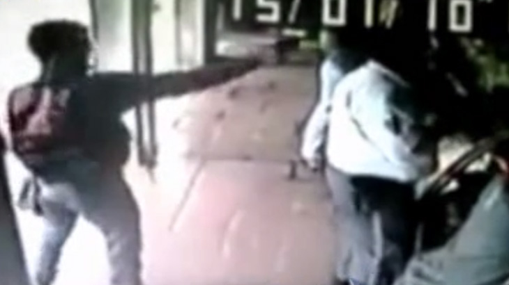 ケーキ屋さんで商品を選んでいた警察官、後ろから撃たれて死亡･･･。