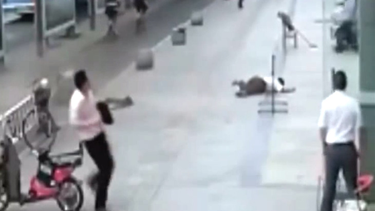 車椅子の男性、バランスを崩し建物から落下して死亡･･･。