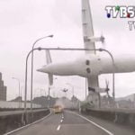【衝撃映像】高速道路を走ってたら飛行機が落ちてくるとか怖すぎるだろ･･･。