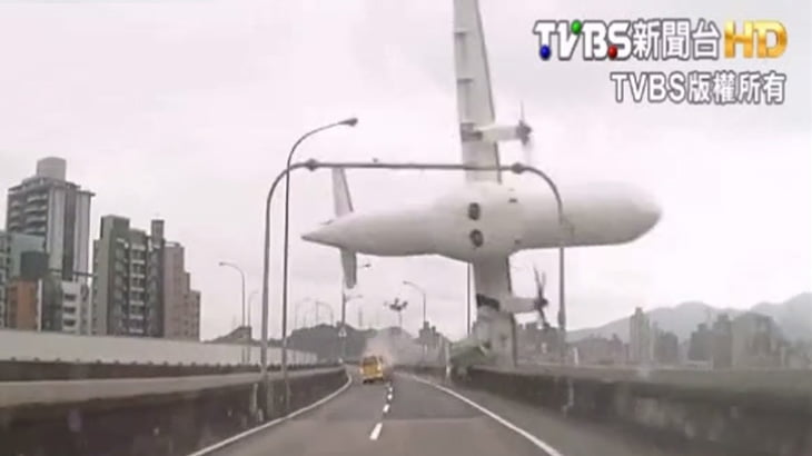 【衝撃映像】高速道路を走ってたら飛行機が落ちてくるとか怖すぎるだろ･･･。