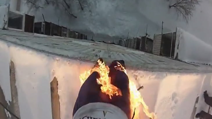 【衝撃映像】自分の身体に火をつけて屋上から飛び降りるスタント映像。