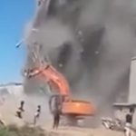 【衝撃映像】解体作業中、建物が崩壊してしまうアクシデント映像。