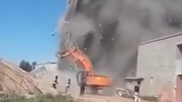 【衝撃映像】解体作業中、建物が崩壊してしまうアクシデント映像。