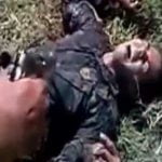 【閲覧注意】負傷して痙攣する兵士の頭を銃で撃ち抜くグロ動画。